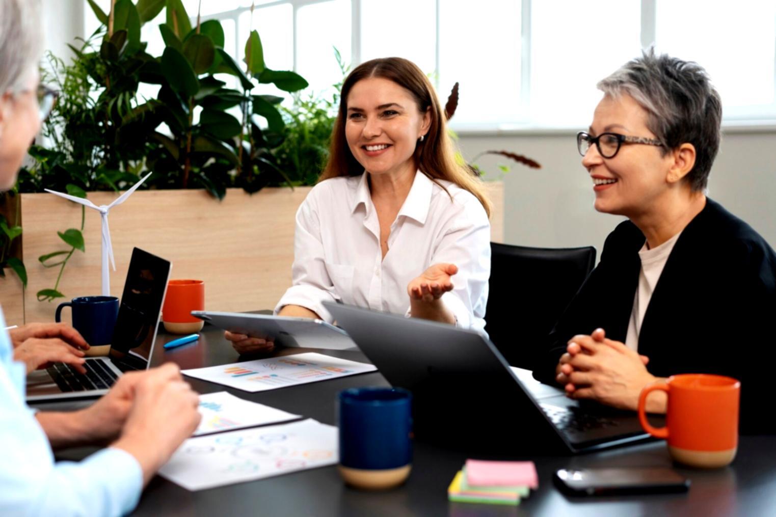 Finanzmodellierung Arbeitsplatz mit Dokumenten und Charts